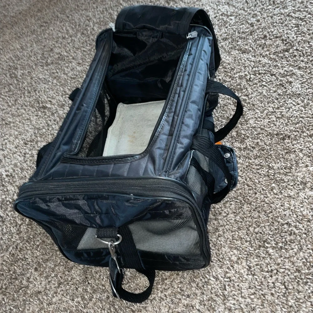 Pet travel carrier - plane friendly